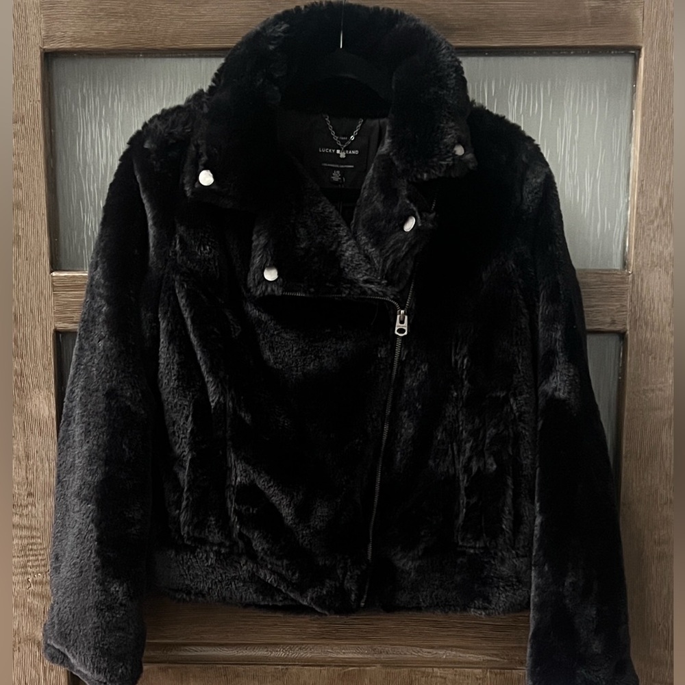 🌟🌟🌟LUCKY BRAND🌟🌟🌟
Black Faux Fur Women’s Jacket